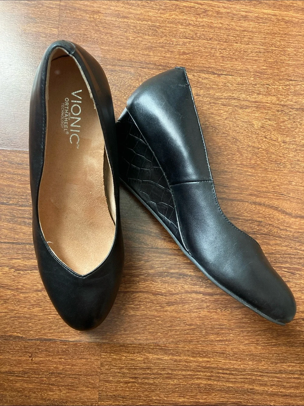 Vionic Black Leather Wedge Pumps with Croc-Textured Heel Sz 7